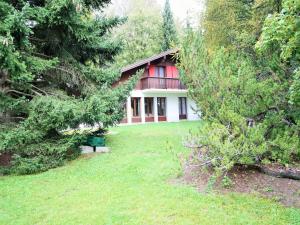 ein Haus inmitten eines Gartens mit Bäumen in der Unterkunft Bright Chalet with Terrace in Randogne