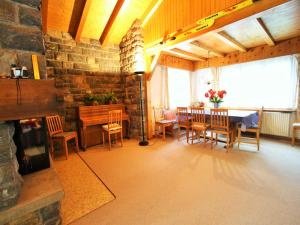 Χώρος καθιστικού στο Bright Chalet with Terrace