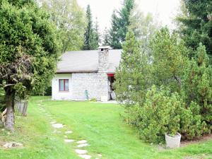 ein weißes Backsteinhaus mit Garten und Bäumen in der Unterkunft Bright Chalet with Terrace in Randogne + 29 Fotos