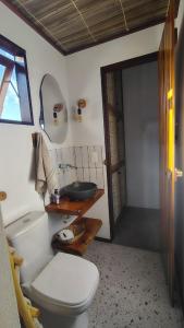une salle de bains avec toilettes et lavabo dans l'établissement Casa Aratu Guaiú Barra de Mamanguape, à Rio Tinto