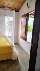 une chambre avec un lit avec moustiquaire dans l'établissement Casa Aratu Guaiú Barra de Mamanguape, à Rio Tinto 33 autres photos