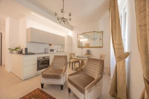 a kitchen and dining room with a table and chairs at Corte Realdi Suites Arena in Verona