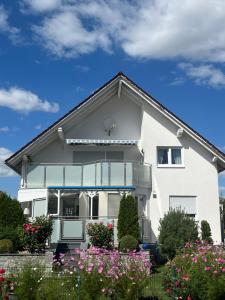 a white house with flowers in front of it at Bauers Ferienwohnung in Wabern