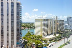 una vista aérea de una ciudad con edificios altos en UNIT #1108 Castle Beach Club Condominium, en Miami Beach