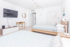 Un dormitorio con una cama y un televisor de pantalla plana. en UNIT #1108 Castle Beach Club Condominium, en Miami Beach 22 fotos más