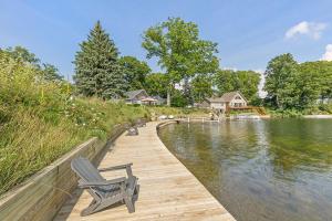 un molo di legno con una panchina accanto a un lago di Lakeside Getaway with Dock, Firepit, Grill a Newaygo
