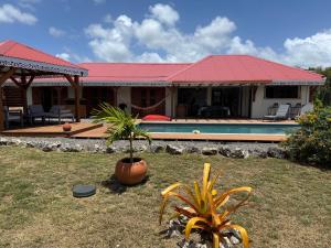 Swimmingpoolen hos eller tæt på Villa f oufou