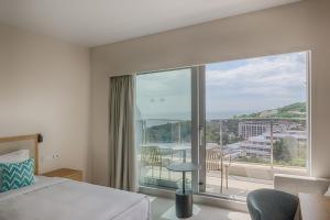 Postel nebo postele na pokoji v ubytování Poseidon Beach Resort - a NEW 5-Star Experience, PREMIUM ALL INCLUSIVE, EV Station