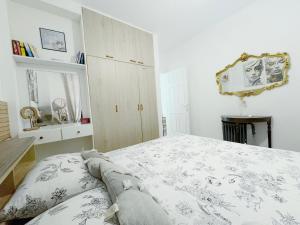 Ένα ή περισσότερα κρεβάτια σε δωμάτιο στο Ibiscus Apt with Pool, walk to beach, Harbour,Kato Paphos +16 φωτογραφίες