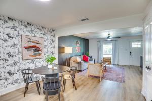 Χώρος καθιστικού στο 1 Mi to Texas Tech Home with Large Outdoor Space!