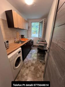 Η κουζίνα ή μικρή κουζίνα στο Garsoniera langa Spital Bagdasar,Obregia și Institutul pentru ordine publica NU OFER FACTURA