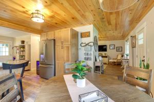 una cucina e una sala da pranzo con soffitti in legno e tavolo di Hadlock Pond Waterfront, Boat Dock Fort Ann Home! a Fort Ann