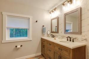 un bagno con lavandino e specchio di Hadlock Pond Waterfront, Boat Dock Fort Ann Home! a Fort Ann Altre 22 foto
