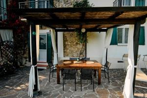 a wooden table and chairs under a pergola at La Lucertola in Pugnano