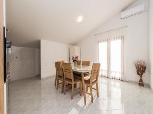 a dining room with a table and chairs at Apartment in Vrsi near the Sea in Vrsi