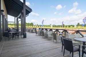 BalkasodisRoyal Horse Resort的甲板上的一排桌椅