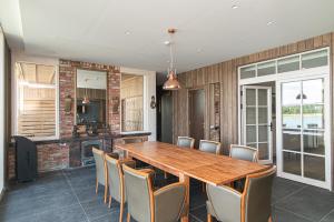 BalkasodisRoyal Horse Resort的配有木桌椅的餐厅