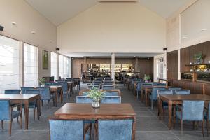 BalkasodisRoyal Horse Resort的一个带桌椅的用餐室和一个图书馆 更多103张照片