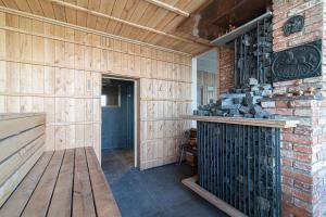 BalkasodisRoyal Horse Resort的房屋内带石头壁炉的房间