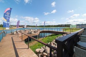 BalkasodisRoyal Horse Resort的水面上设有桌椅的码头