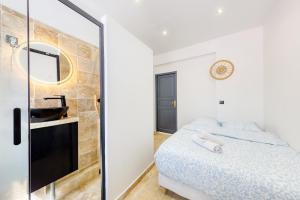 a small bedroom with a bed and a mirror at Le 13 privé - Proche RER A - 20 min de Paris - Rue privée sécure in Rueil-Malmaison