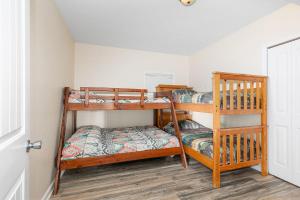 2 letti a castello in una camera con porta di Waterfront Resort with Bikes, Docks, BBQ a Newaygo