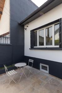 two chairs and a table in front of a building at Le 13 privé - Proche RER A - 20 min de Paris - Rue privée sécure in Rueil-Malmaison