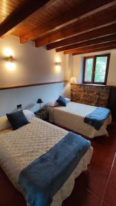เตียงในห้องที่ Apartamentos La Soleyera