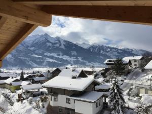ピーゼンドルフにあるChalet in Piesendorf near Ski Slopesの雪山の町並み