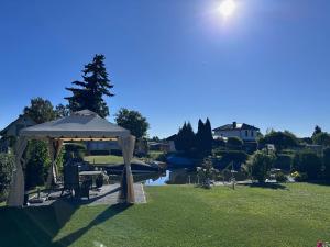a gazebo in a yard with a lake at Haveleck in Ketzin