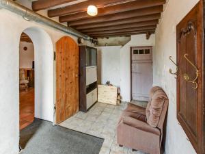 un soggiorno con divano e cucina di Traditional Holiday Home in Brinon sur Beuvron a Brinon-sur-Beuvron