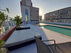a swimming pool on top of a building at SHB - Lazer completo c/ piscina e sauna no Gonzaga in Santos