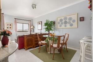 una cucina e una sala da pranzo con tavolo e sedie di GuestReady - Vibrant flat w/ balcony a Costa da Caparica