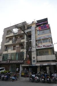 JāmbにあるYa inn Sの高い建物で、正面にバイクが停まっています。