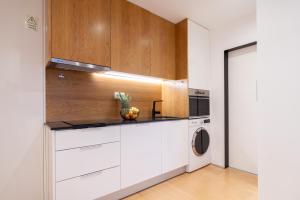 Η κουζίνα ή μικρή κουζίνα στο Stylish Flat with Workspace & Garage by HostWise