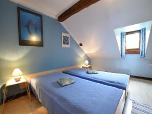 two beds in a room with blue walls at Cozy Family Stay in Durbuy in Durbuy