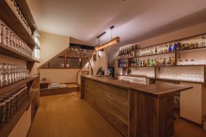 un bar in una stanza con scaffali di Chongqing Spirit inn a Chongqing