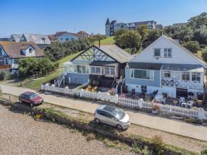 una casa con un coche aparcado delante en Iluka, en Herne Bay