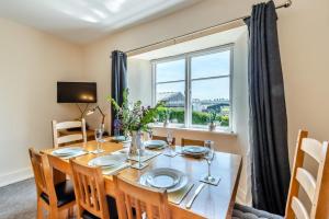 Un comedor con una mesa y una ventana. en Buckinghams Leary, en West Buckland 19 fotos más
