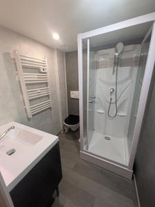 Ένα μπάνιο στο Maison 2 chambres - terrasse - piscine