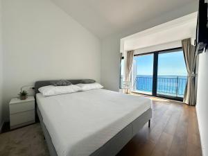 Katil atau katil-katil dalam bilik di Seaview Retreat Reževići