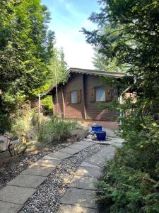 En have udenfor Natur pur, Haus mit großen Garten am Wald