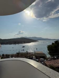 d'un balcon offrant une vue sur une étendue d'eau. dans l'établissement Dashaj Rooms 304, à Ksamil