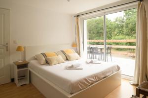 シブールにあるAppartement Harmonie - Welkeysのベッドと大きな窓のある寝室