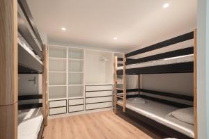 シブールにあるAppartement Harmonie - Welkeysの複数の二段ベッドが備わる客室です。
