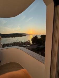 une vue d'un coucher de soleil depuis un balcon dans l'établissement Dashaj Rooms 304, à Ksamil