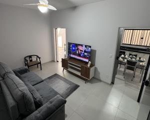 Μια τηλεόραση ή/και κέντρο ψυχαγωγίας στο Sua Casa em Porto Nacional/TO. Wifi, Conforto, Localização