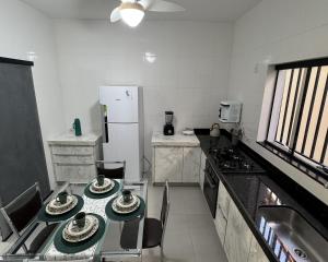 Η κουζίνα ή μικρή κουζίνα στο Sua Casa em Porto Nacional/TO. Wifi, Conforto, Localização