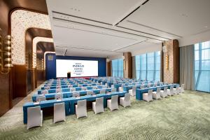 una sala de conferencias con un escenario, sillas y una pantalla en Hotel Indigo Chengdu Financial City, en Chengdú 75 fotos más