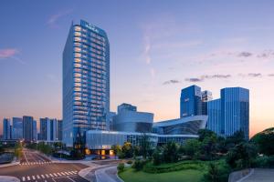 un perfil urbano con rascacielos altos en una ciudad en Hotel Indigo Chengdu Financial City, en Chengdú
